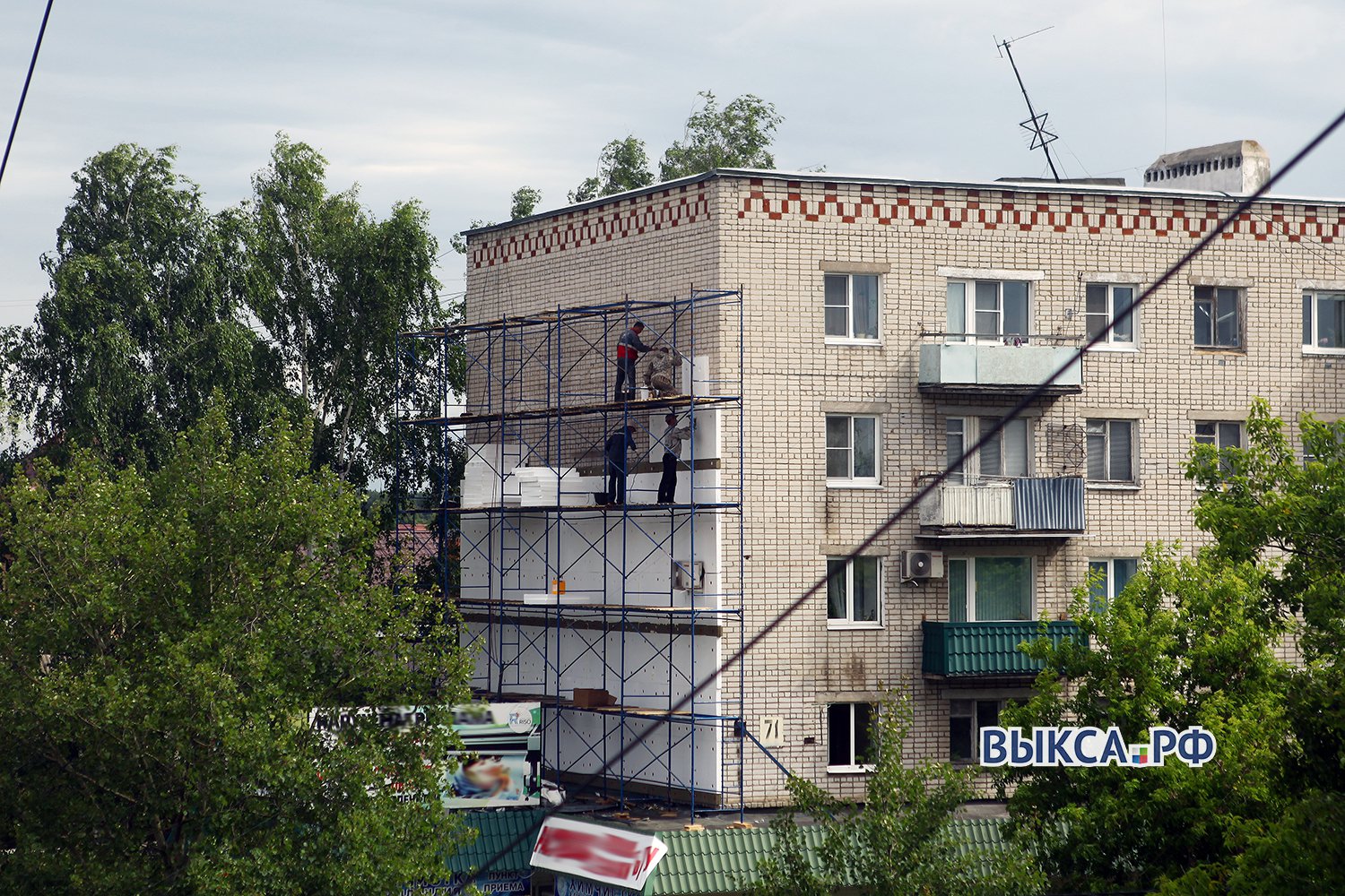 Дому и стены помогают